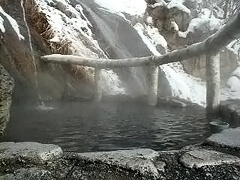 滝の横にある露天風呂