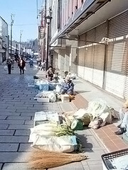 七間通りの朝市