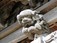 宝光寺の山門にくっついてる狛犬