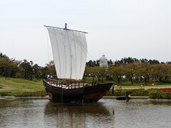 日和山公園に浮かぶ千石船