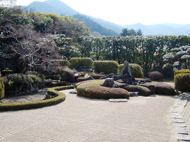 頼久寺庭園。手前が鶴