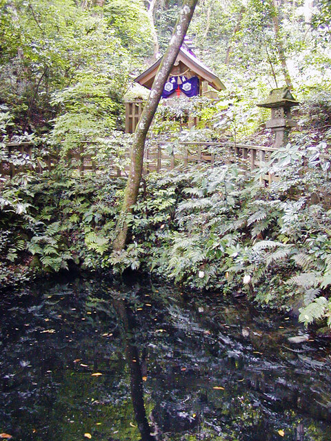 八重垣神社・鏡の池