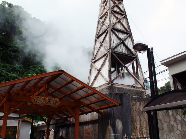 熱川駅前の自噴泉