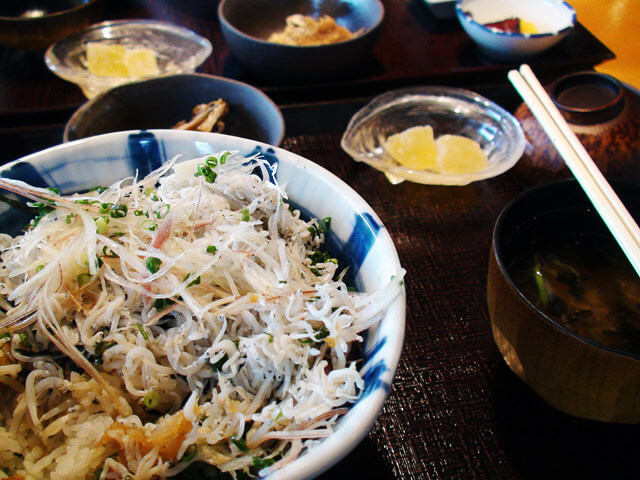 釜あげしらす丼。食べかけ